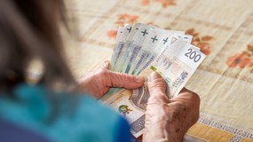 Trzynasta emerytura będzie w tym roku wyższa. Kiedy wypłaty podwyższonych świadczeń, czy trzeba składać wniosek?