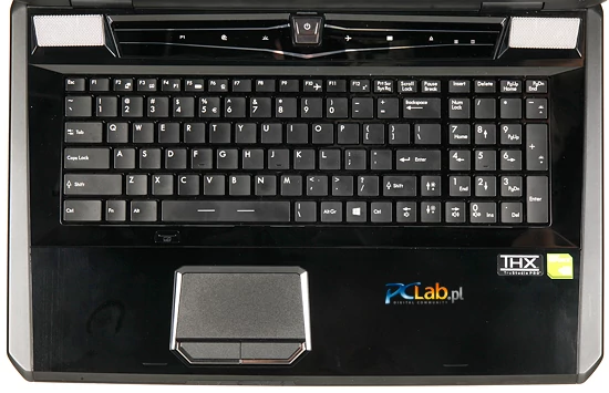 Aluminiowy pulpit w obydwu laptopach przyciąga odciski palców dokładnie tak samo: zdecydowanie zbyt łatwo