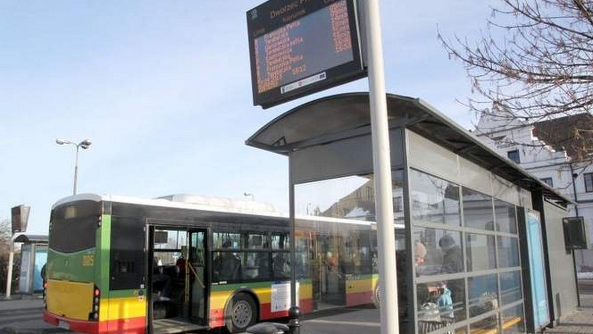 W poniedziałek radni zajmą się nowym cennikiem biletów autobusowych w Białej Podlaskiej. Jeśli go przyjmą, to od września warto będzie mieć w kieszeni kartę miejską - informuje "Dziennik Wschodni".