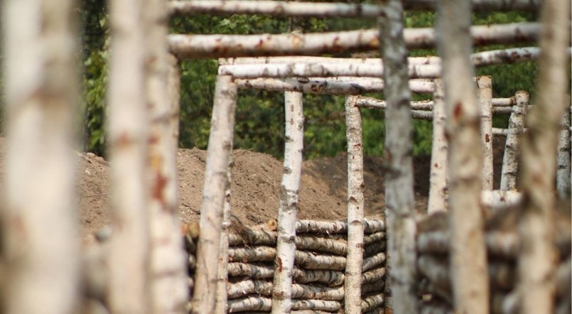 Stelaż na siatki antydronowe lub maskujące