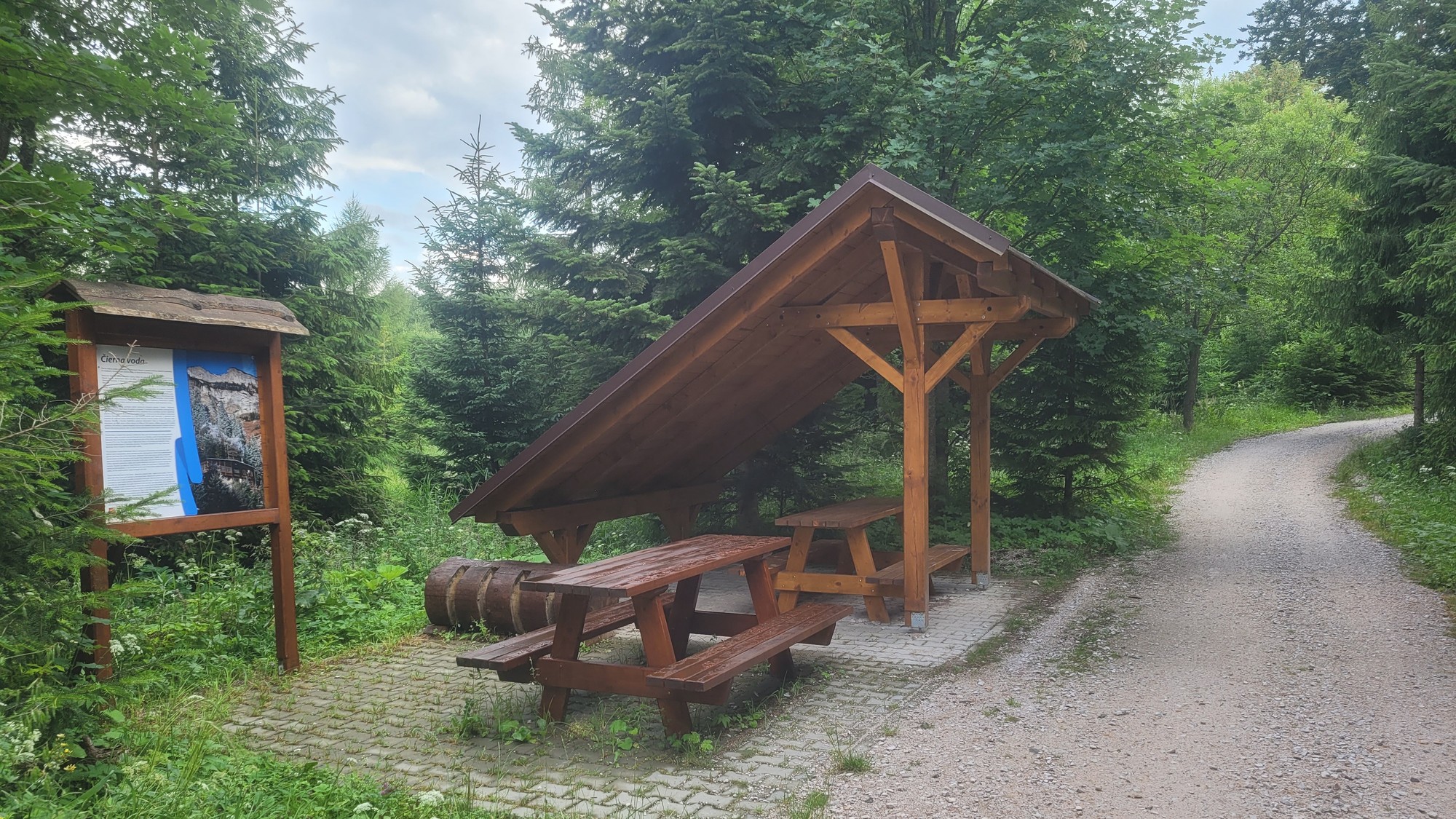 Odpočívadlo na tatranskom cyklochodníku pri Čiernej vode