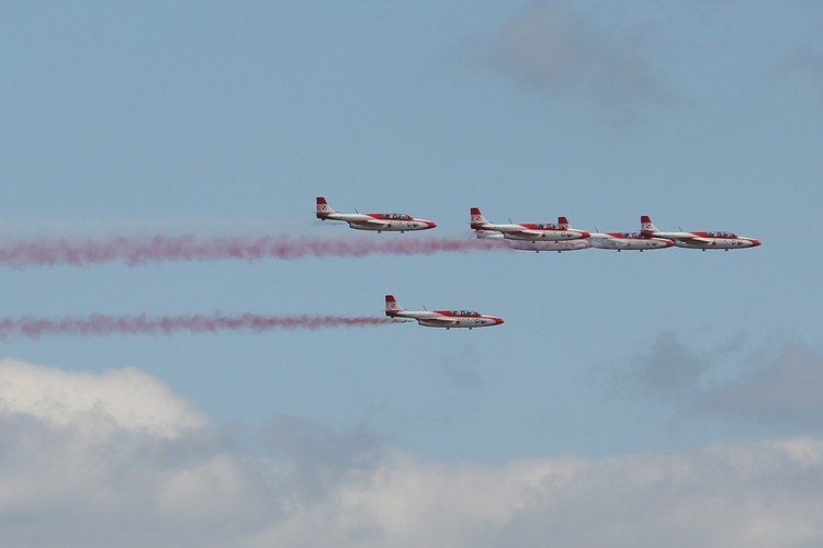 Przelot samolotów i śmigłowców - widok z Pałacu Kultury i Nauki. Parada lotnicza z udziałem samolotów i śmigłowców otworzyła defiladę wojskową, 15 bm. w Święto Wojska Polskiego. W defiladzie zaplanowano udział ponad 60 statków powietrznych. Wśród nich znajdują się Iskry, śmigłowce SW-4 Puszczyk, W-3 Sokół, Mi8 oraz amerykańskie Apache, Chinook i Black Hawk. Po śmigłowcach przelecą samoloty transportowe m.in. CASA C-295M, Hercules i Bryza, bojowe F-16 i MiG-29.
