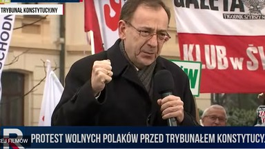 Protest przed Trybunałem Konstytucyjnym. Mariusz Kamiński: nie wywiesimy białych flag