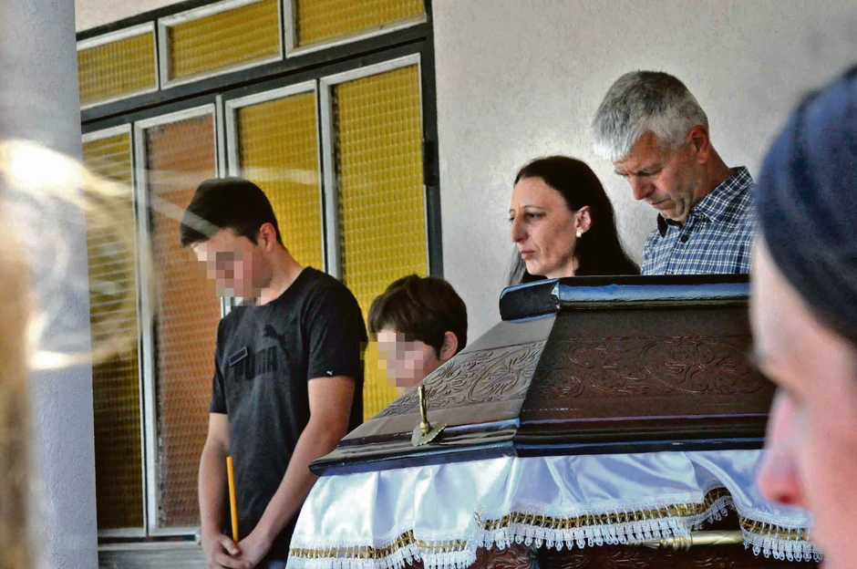 Od Jelene su se oprostila njena dva sina od 18 i 12 godina. Nesrećna žena je u vezi s monstrumom dobila treće dete, sina (3)