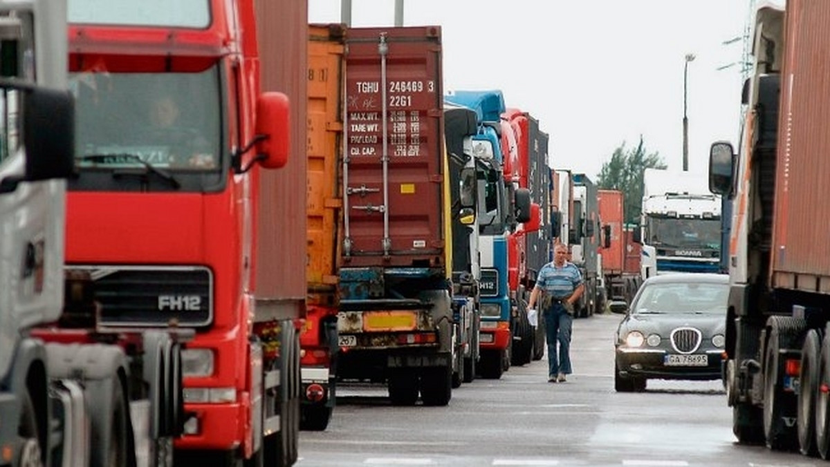 "Polska The Times": Dopuszczalna masa całkowita samochodów ciężarowych w Polsce na drogach krajowych i wojewódzkich wynosi 40 ton. Tymczasem przewoźnicy nieprzekraczający tego parametru i tak otrzymują wysokie kary w Gdyni, bowiem estakada Kwiatkowskiego, drogi wjazdowe i wyjazdowe do portu nadal są gminne, a na nich obwiązują niższe limity.