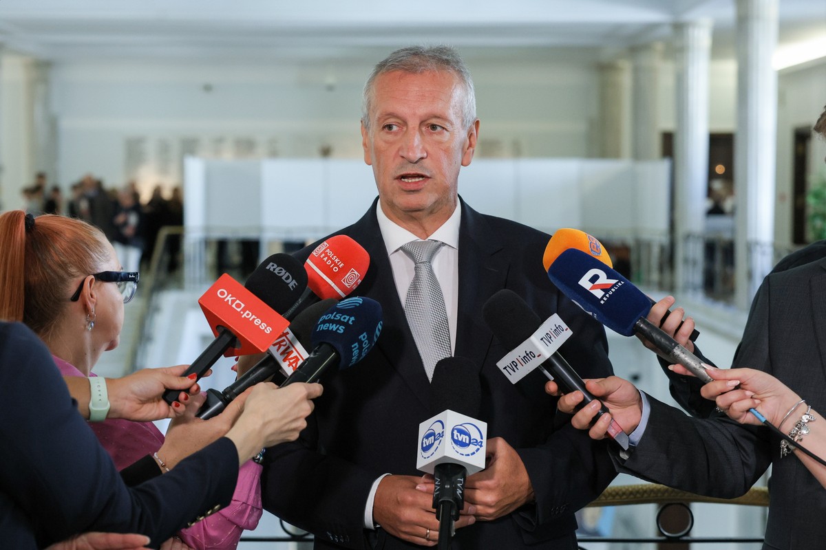 Rzecznik Prasowy Ministra Koordynatora Służb Specjalnych Jacek Dobrzyński podczas konferencji prasowej w Sejmie w Warszawie, 24.09.2025