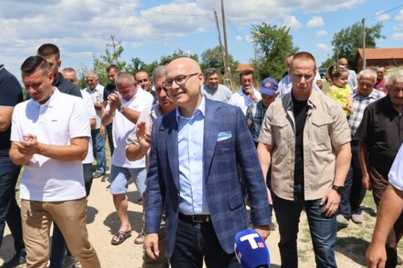 Vučević obišao selo Mramorac gde je asfaltiran put: "Obećano-ispunjeno!"