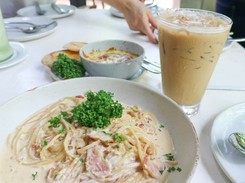 NIE dla cappuccino do spaghetti - oryginalny protest przy rzymskiej Fontannie di Trevi