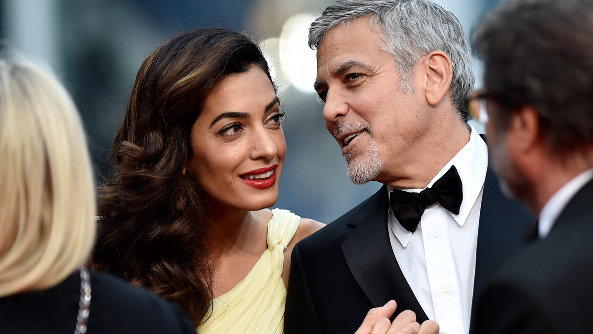 George Clooney już niedługo zostanie ojcem. Jego żona, Amal, jest w ciąży. I to bliźniaczej. Jaka będzie płeć dzieci? I jak przyszli rodzice zareagowali na tę wiadomość?