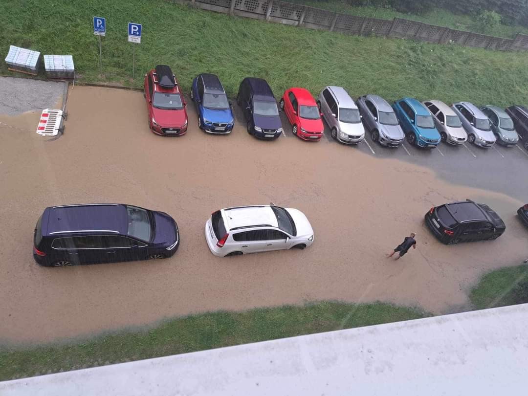 Ulice Dolného Kubína zaplavila prívalová voda.
