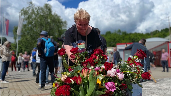 Virágok, feliratok, emberek a besztercebányai kórháznál – Mi történt Ficóval? – fotók