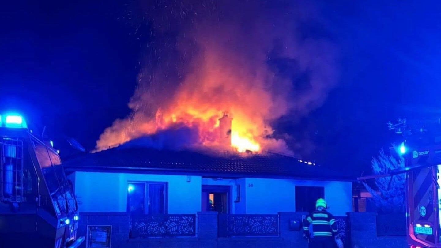 Požiar rodinného domu si vyžiadal život ženy. 