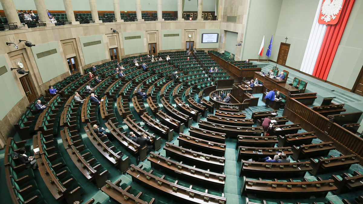 Dzisiaj wieczorem posłowie będą głosować nad projektami przewidującymi m.in. połączenie funkcji ministra sprawiedliwości i prokuratora generalnego – wynika z notatki ws. kolejności głosowań zamieszczonej na stronie internetowej Sejmu.
