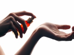 Nie psikaj się byle czym! Modna kobieta musi mieć swoją perfumeryjną garderobę