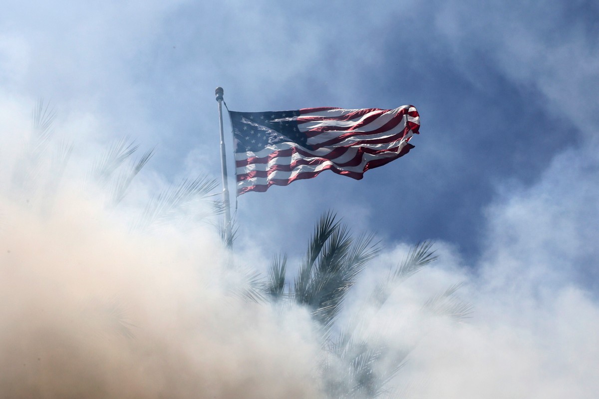 Protesty w Los Angeles wybuchły po "nalocie" agentów federalnych ICE na hurtownię odzieży, podczas którego aresztowano co najmniej 44 imigrantów