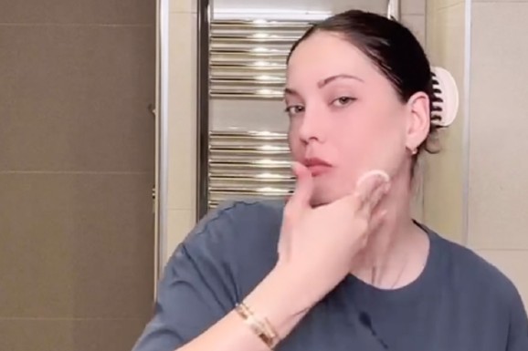 POKAZUJE LICE BEZ ŠMINKE, A ONDA SE SNIMA U BADE-MANTILU U WC-U Mirka Vasiljević pokazala prirodno izdanje: Evo koliko drugačije izgleda (FOTO)