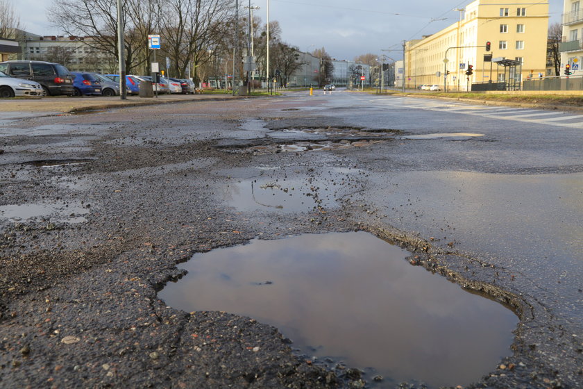 To nie dziury to kratery. W Łodzi na drogach jest tragedia!