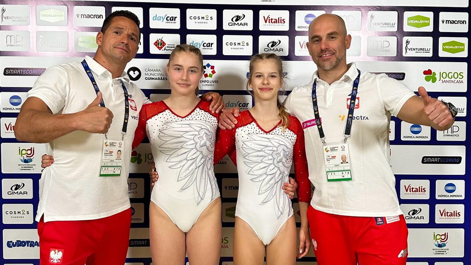 Weronika Antoszczyk i Klaudia Szczęśniak z trenerami podczas Mistrzostw Europy Juniorów w Guimaraes