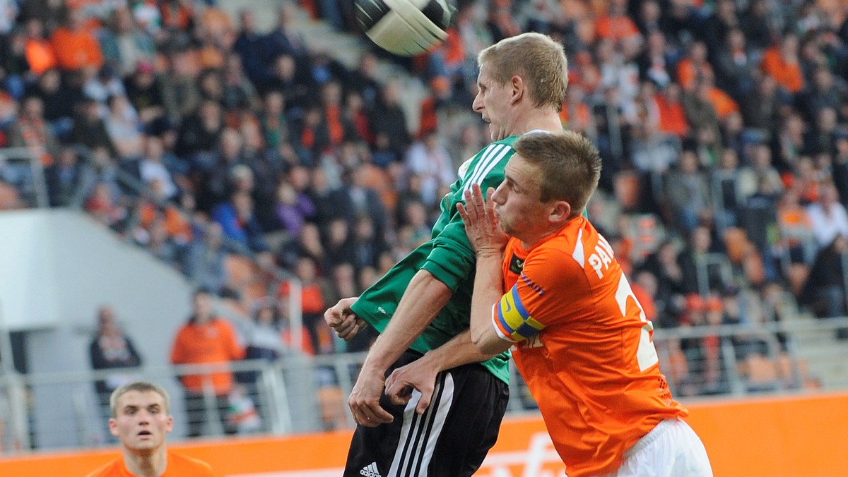 Zagłębie Lubin zremisowało 1:1 (0:1) z GKS-em Bełchatów w meczu 13. kolejki piłkarskiej Ekstraklasy. Dzięki stracie punktów przez gości, Wisła Kraków po raz pierwszy w tym sezonie kolejkę zakończy na pozycji gwarantującej miejsce na podium.