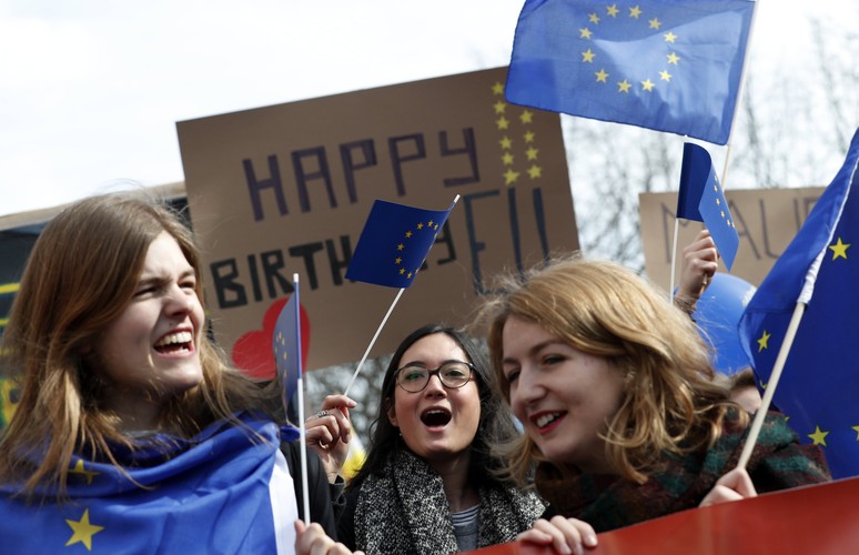 Manifestacje poparcia dla Unii Europejskiej pod hasłem 