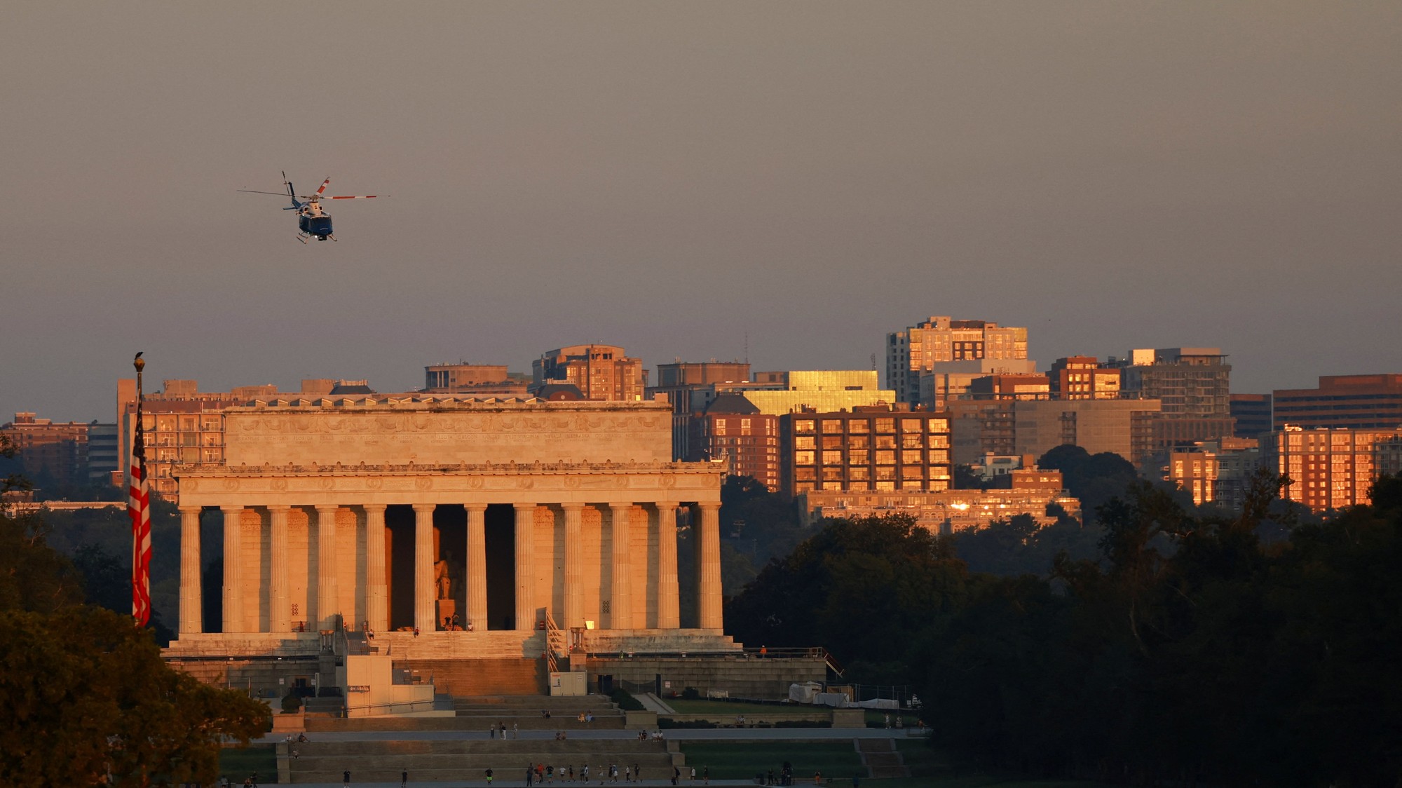 Vrtuľník americkej parkovej polície prelieta nad National Mall po tom, ako americký prezident Donald Trump oznámil prevzatie federálnej metropolitnej polície na základe zákona o domácom poriadku a nasadenie Národnej gardy na pomoc pri prevencii kriminality v hlavnom meste krajiny.