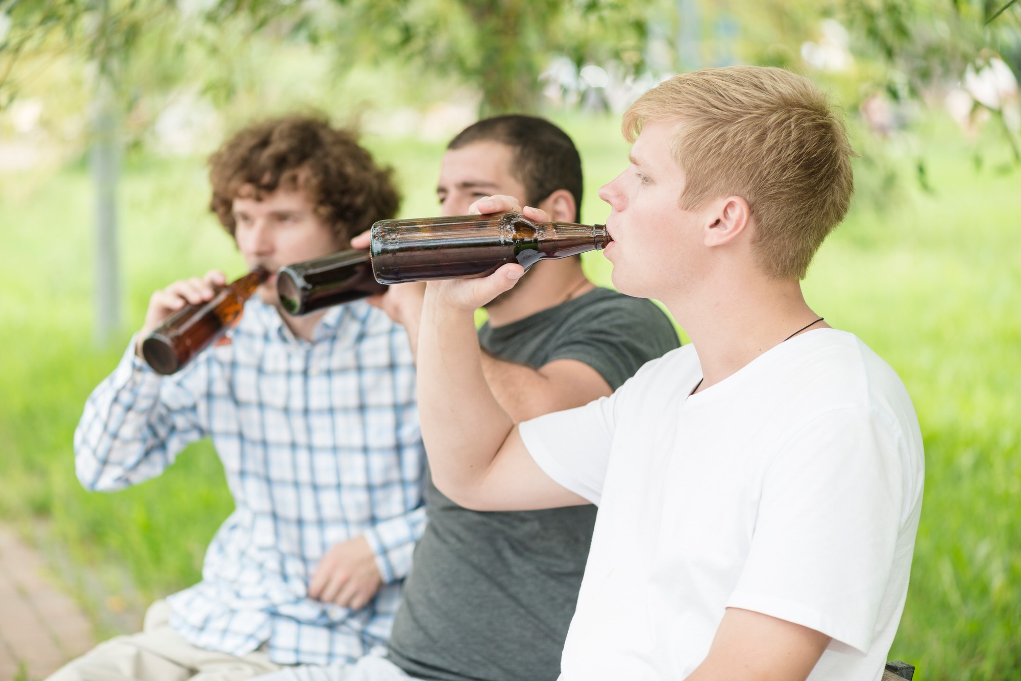 Alkohol a drogy zostávajú súčasťou problému.