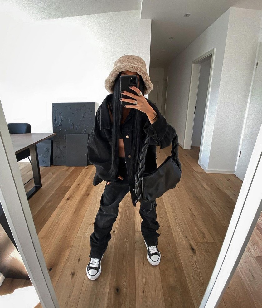 La star allemande d’Instagram Kim Duong (25 ans) se montre sur ce cliché avec un bob douillet en tissu peluche.