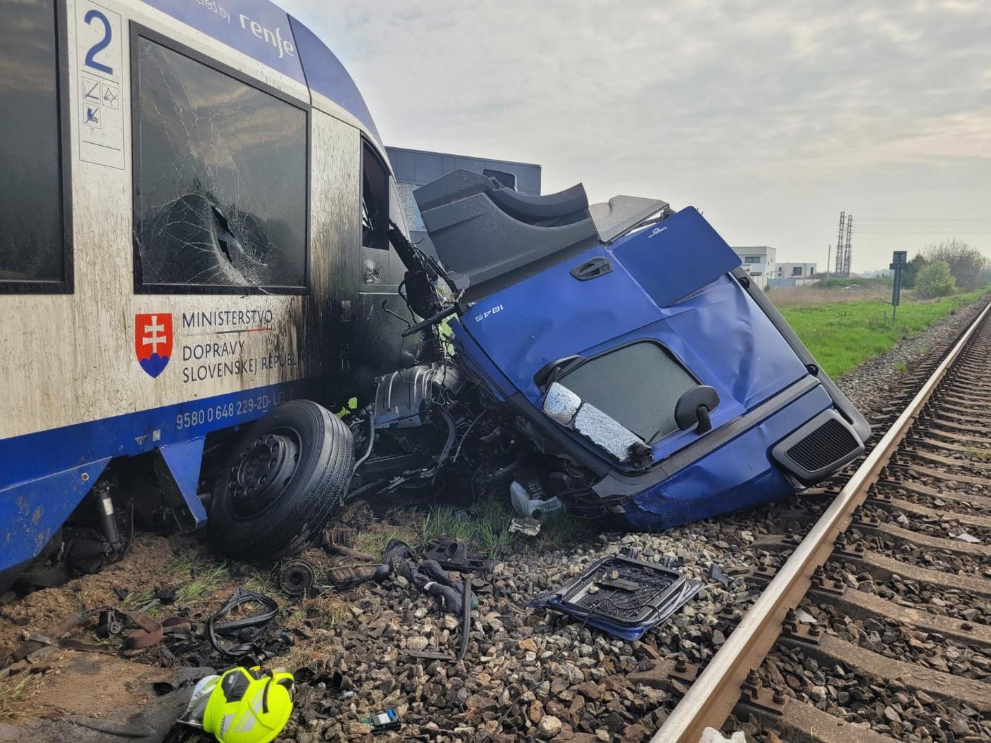 Pre zrážku vlaku s kamiónom nejazdia vlaky v úseku Dunajská Streda - Dolný Štál. 