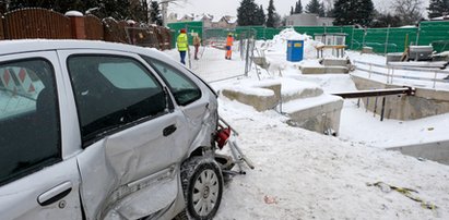 Dramatyczny wypadek w Warszawie. Auta wpadły do budowanego metra