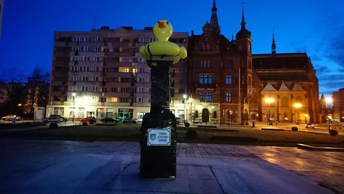 Grupa legnickich aktywistów w ramach politycznego happeningu ustawiła na placu Słowiańskim w Legnicy pomnik Czystości Narodu – dmuchaną kaczkę na kartonowym cokole. Instalacja stanęła w miejscu, gdzie przed dwoma tygodniami usunięto pomnik wdzięczności dla Armii Radzieckiej. Gumową kaczkę też usunięto. Zabrała ją policja, która wszczęła już dochodzenie.