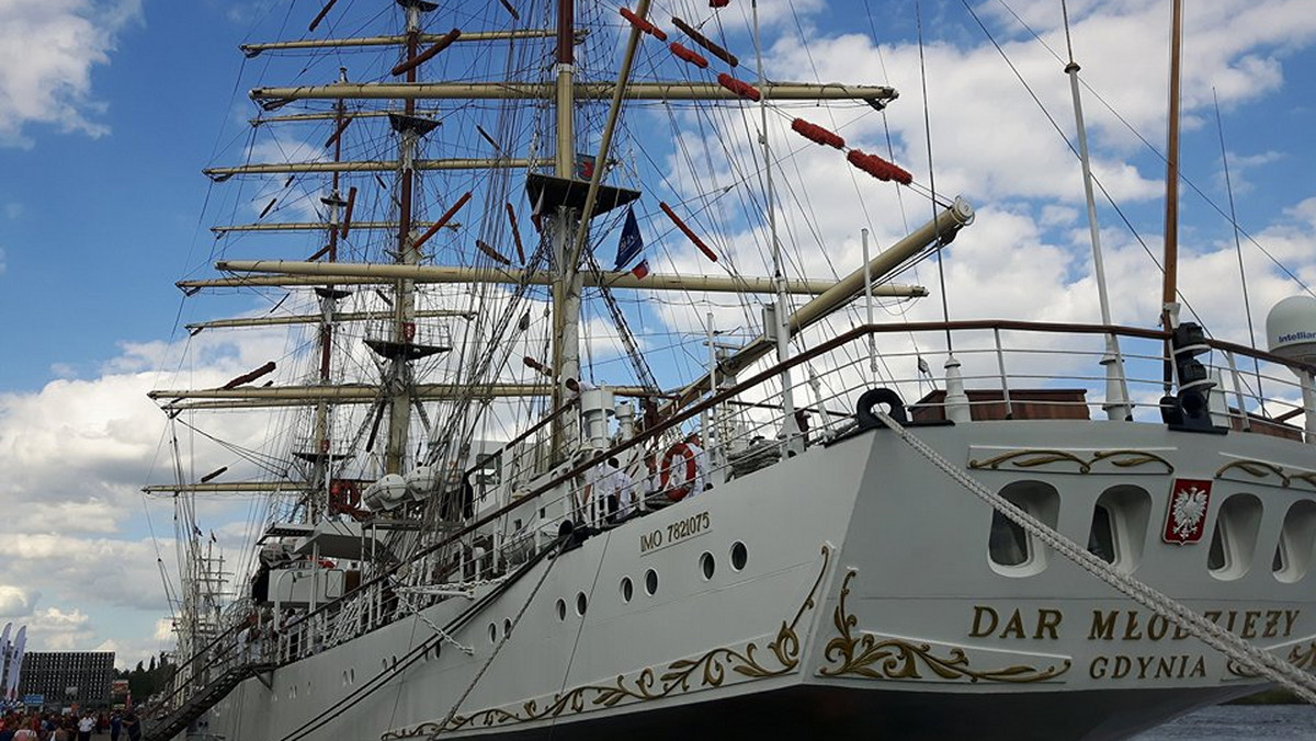 Mimo że oficjalne rozpoczęcie finału regat The Tall Ships Races w Szczecinie dopiero jutro, już dziś na Wałach Chrobrego pojawiły się tłumy. Mieszkańcy i turyści witali pierwsze żaglowce, które zacumowały przy nabrzeżu.