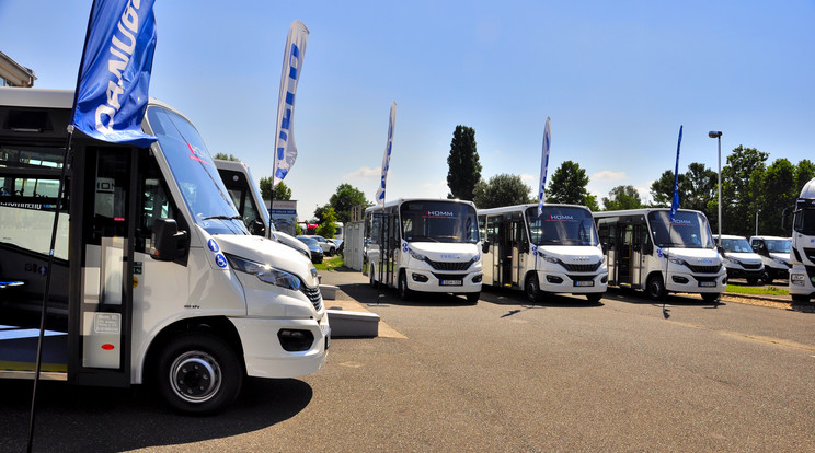 Az átadott járművek hossza 7860 mm, magasságuk légkondicionáló berendezéssel együtt 2,8 méter/Fotó: IVECO