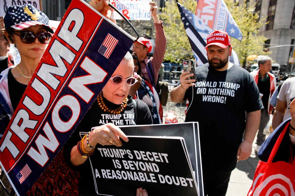 Demonstracije ispred suda u Njujorku tokom suđenja Donaldu Trampu 15. aprila