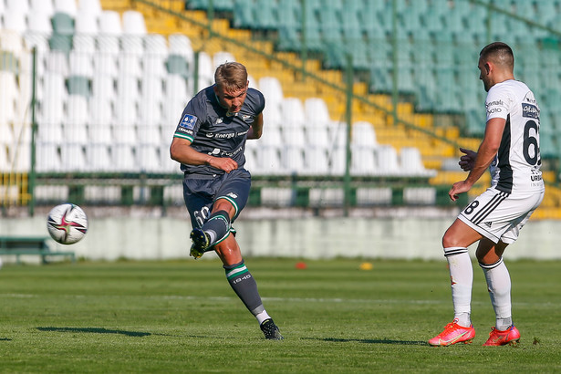 Jan Biegański (Lechia Gdańsk) oddający strzał podczas sparingu z Chojniczanką