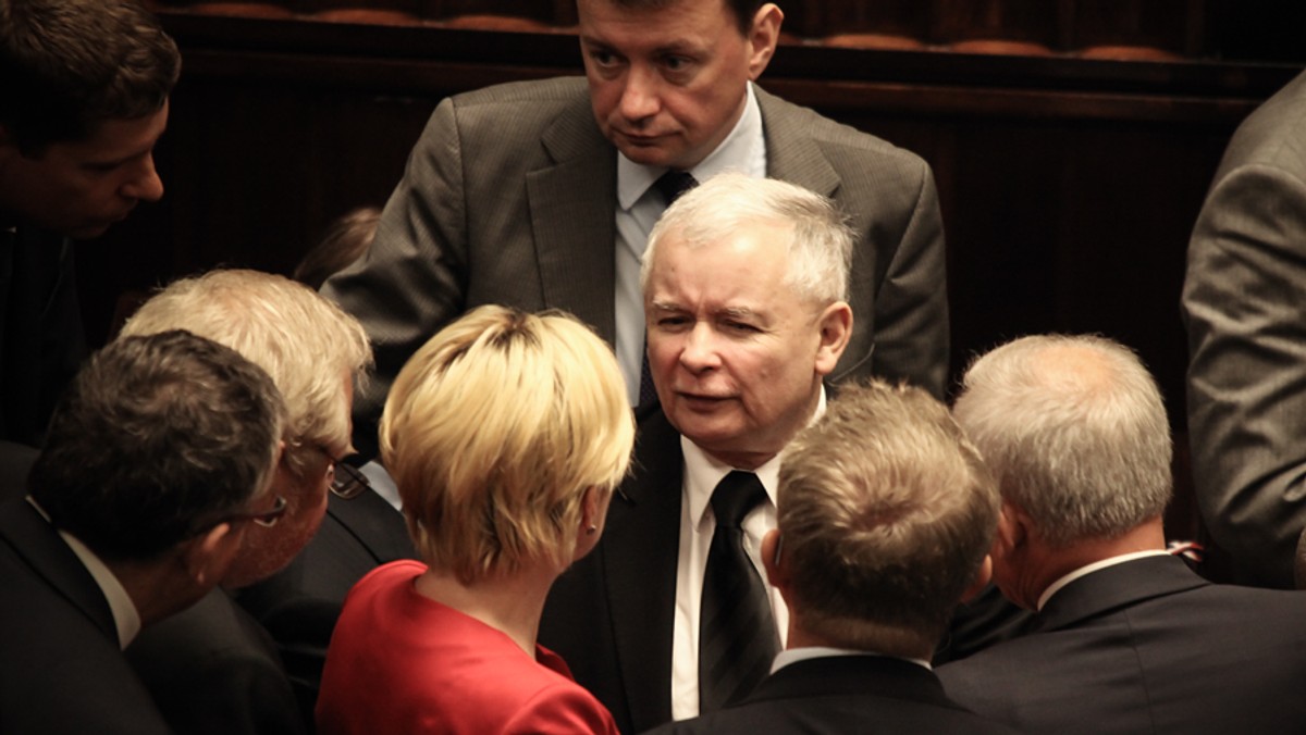 - Wszystkie materiały ws. katastrofy smoleńskie powinny zostać ujawnione - twierdzi Jarosław Kaczyński. Prezes PiS podczas dzisiejszej konferencji prasowej podkreślił też, że wielu Polaków byłoby zaskoczonych. Te słowa to komentarz Kaczyńskiego do ostatnich doniesień prokuratury na temat ekspertów zespołu Antoniego Macierewicza.