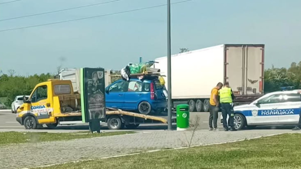 Zaustavljen neobičan auto panda prenatrpan stvarima