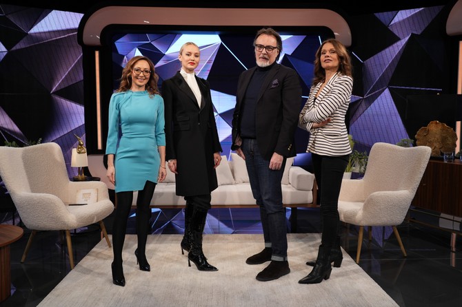 Autorka i voditeljka emisije "Blic žena studio" Jelena Isaković sa svojim gostima Helen Babić, koja se uspešno bavila manekenstvom i modelingom u svetu, čuvenim dizajnerom Igorom Todorovićem i prof. dr Zoricom Tomić, kulturolog 