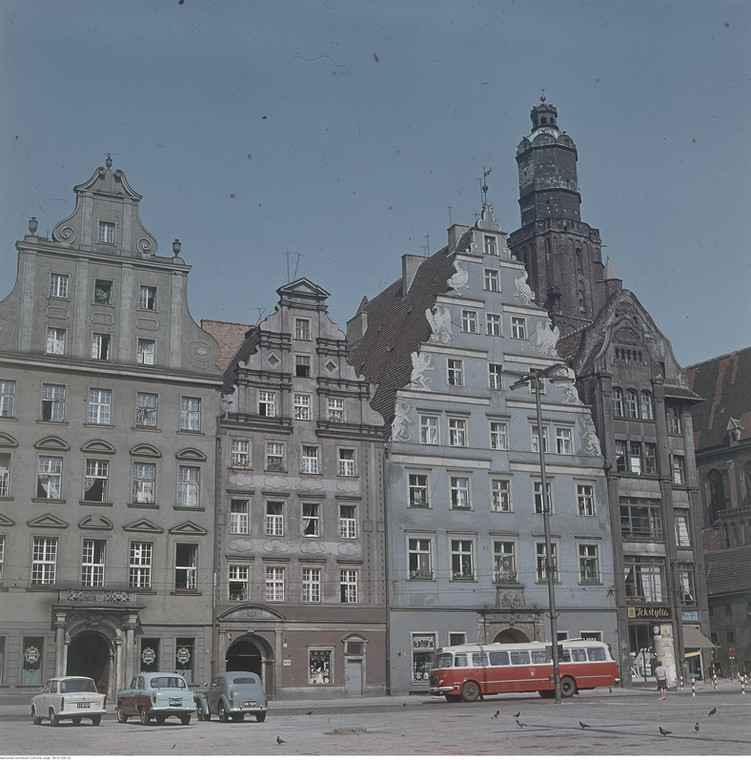 Wrocław, widok na zachodnią stronę Rynku - 2. z lewej kamienica Pod Gryfami. W tle wieża kościoła św. Elżbiety Węgierskiej. Wdioczne zaparkowane samochody - 1. z lewej Trabant 601 - oraz autobus Jelcz 272 MEX, 1968 r.