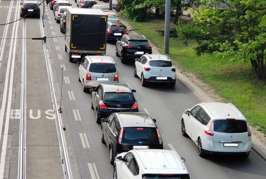 Wspólny dojazd do pracy ze znajomymi? To pomoże oszczędzić i zmniejszyć korki