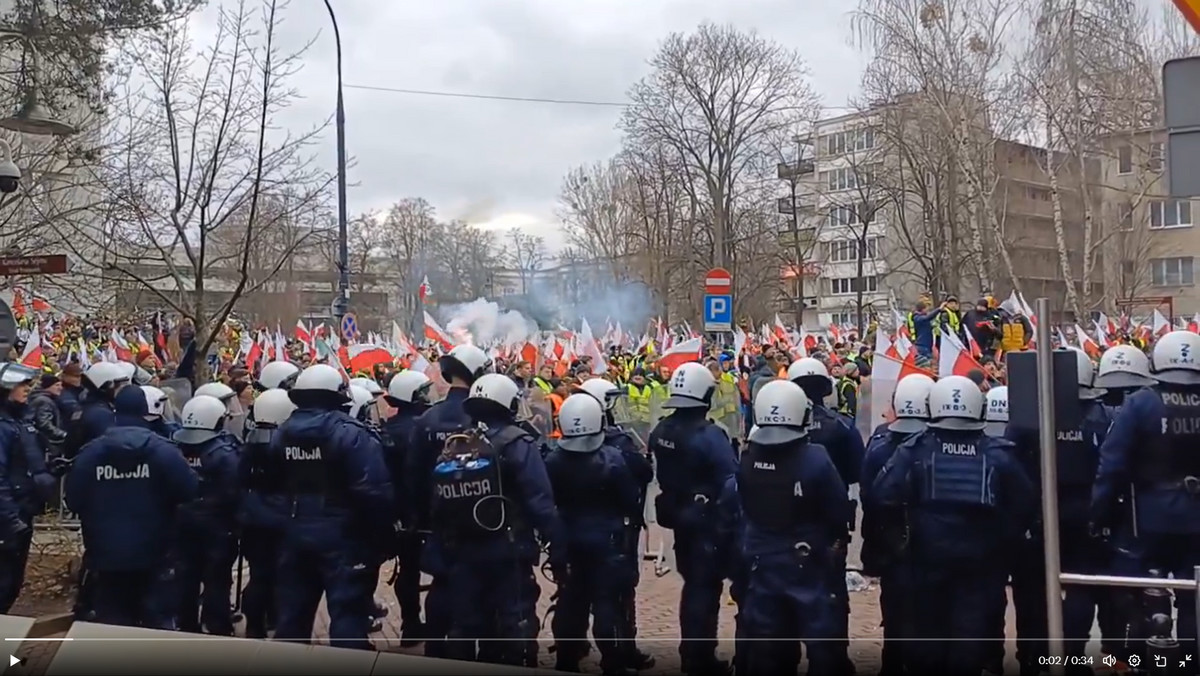 Starcia protestujących z funkcjonariuszami przed Sejmem. Jest komunikat policji