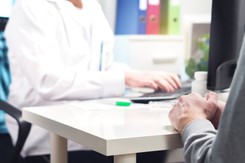 Jak L4 wpływa na wysokość emerytury? W niektórych sytuacjach możesz nawet nie dostać świadczenia