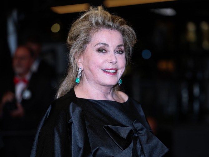 Katrin Denev (82) oduševila Kan: Ikona stila blista na crvenom tepihu, elegancijom zasenila sve