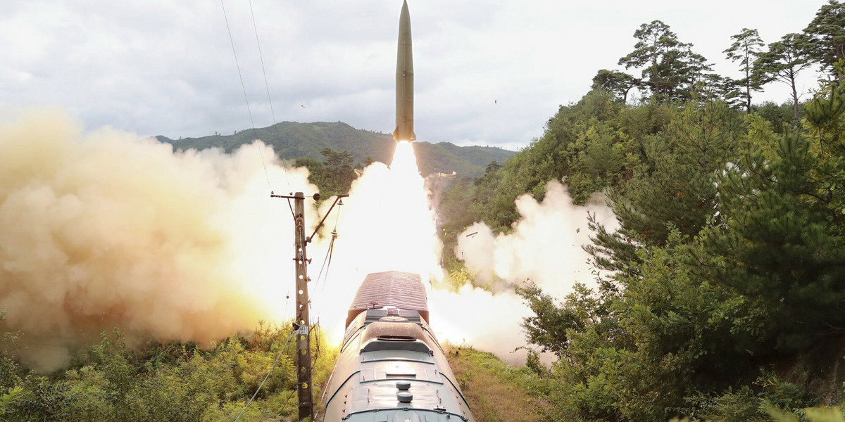 Opublikowane przez Koreańską Centralną Agencję Prasową zdjęcia ukazują wystrzeliwane z pociągu rakiety.
