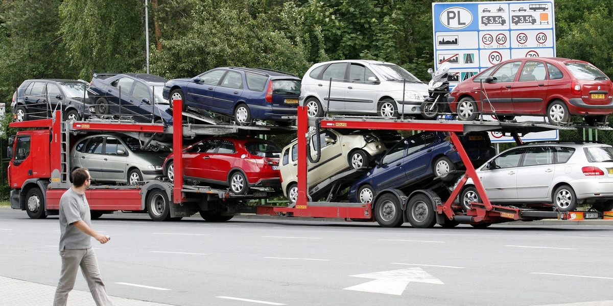 Lawety z używanymi samochodzmi wjeżdżają do Polski