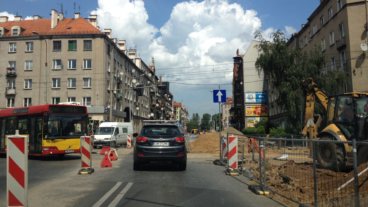 Po jednej stronie ulicy Wyszyńskiego we Wrocławiu drogowcy układają już nowy asfalt. W sobotę przeniosą się ze sprzętem na drugą nitkę. A to oznacza spore zmiany nie tylko dla kierowców, ale też dla pasażerów komunikacji miejskiej. Trasę zmieni aż 11 linii autobusowych.