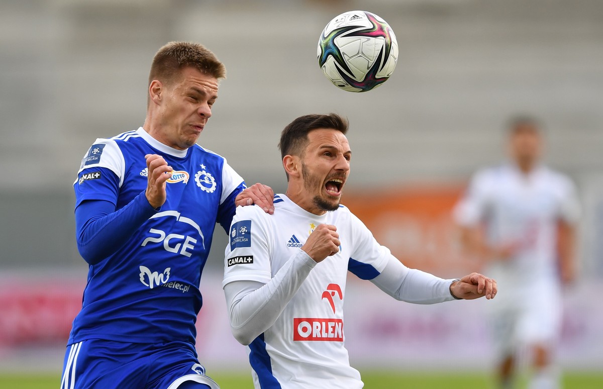Zawodnik Wisły Płock Rafał Wolski (P) i Jakub Wawszczyk (L) z PGE FKS Stali Mielec podczas meczu ostatniej kolejki piłkarskiej Ekstraklasy