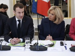 Jeśli nawet eksponat, to z genialną stylówką! Brigitte Macron w total looku dark blue. FOTO