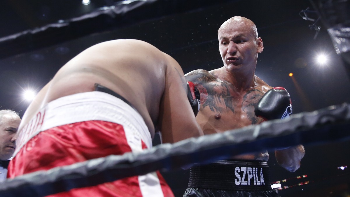 Artur Szpilka nie zwalnia tempa za Oceanem. W swojej drugiej walce w USA Polak pokonał Manuela Quezadę na gali Premier Boxing Champions w Chicago przez techniczny nokaut po trzeciej rundzie. Rywal znów nie był z najwyższej półki, więc bokser z Wieliczki nie miał większych problemów z odniesieniem dziewiętnastego zwycięstwa w zawodowym ringu.