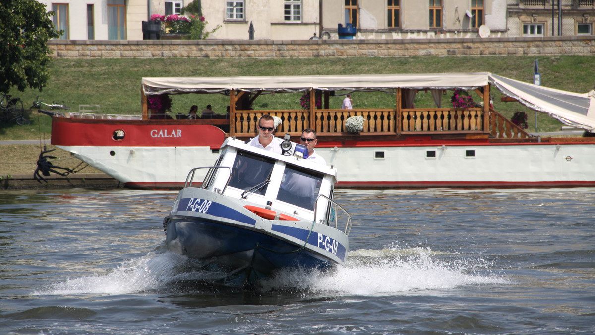 Dramat na Wiśle. W środę tuż po godzinie 12:00 wspólny patrol strażnika miejskiego i policjanta z Komisariatu Wodnego w Krakowie wyłowił z rzeki zwłoki kobiety po tym jak od dyżurnego otrzymał polecenie kontroli odcinka Wisły pomiędzy Mostem Zwierzynieckim, a Klasztorem ss. Norbertanek.