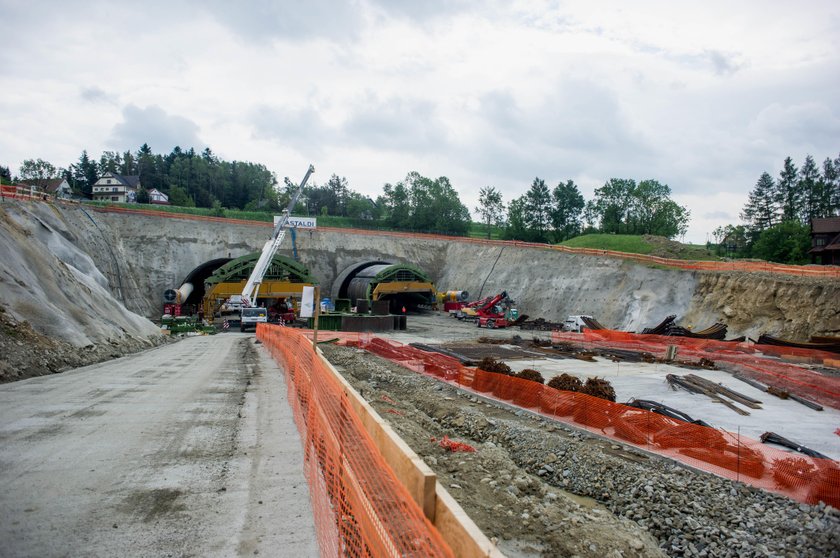 Trwa budowa tunelu pod zakopianką